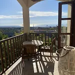 Проживание в семье Olive Tree House Anoyira