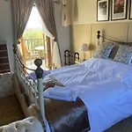 Проживание в семье Olive Tree House Anoyira